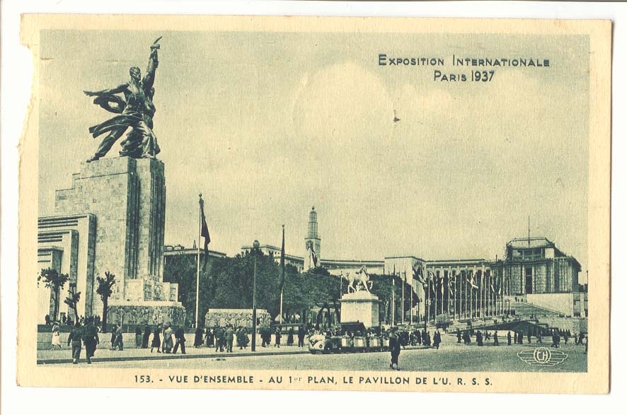 Exposition Internationale Paris 1937 — Vue d'ensemble au 1er plan, le Pavillon de l'U.R.S.S.