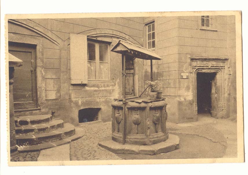 Puits à la cour d'un bâtiment ancien — éditeur non identifié