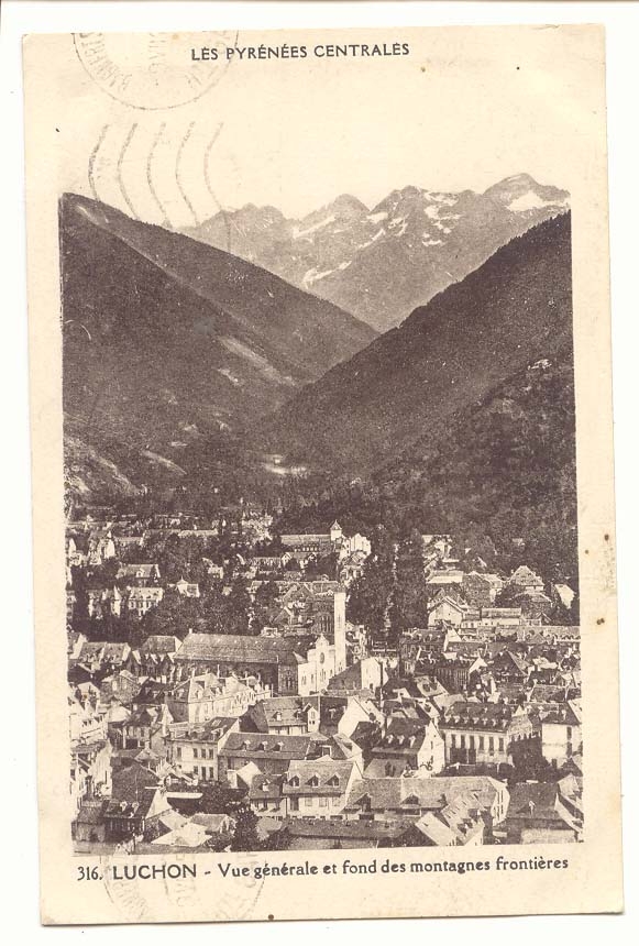 Luchon CPA Vue generale et fond des montagnes frontieres