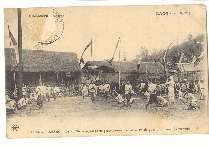 Laos CPA Luang Prabang Le roi Sisavong est porte processionnellement au palais pour y recevoir la couronne