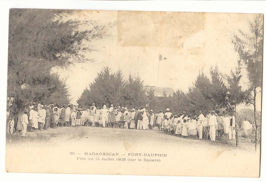 Madagascar Malagasy CPA Fort Dauphin Fete du 14 juillet 1903 (sur le square)
