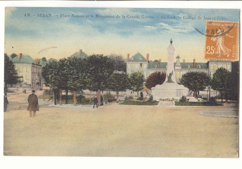 Sedan — Place Nassau et le Monument de la Grande Guerre — Au fond, le Collège de Jeunes Filles