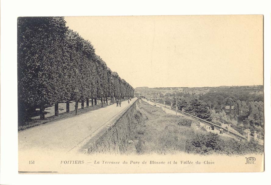 Poitiers — La Terrasse du Parc de Blossac et la Vallée du Clain — IND Phot.