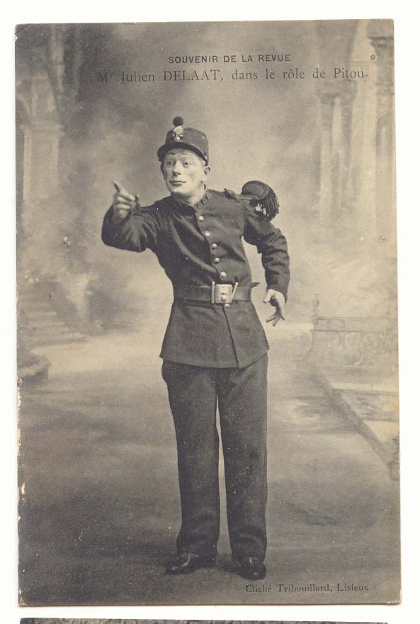 CPA Souvenir de la Revue Julien Delaat dans le role de Pilou (soldat)