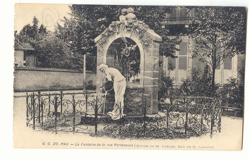 La Fontaine de la rue Portaneuve — œuvre de M. Gabard, don de M. Latapik — C.C. 20. PAU