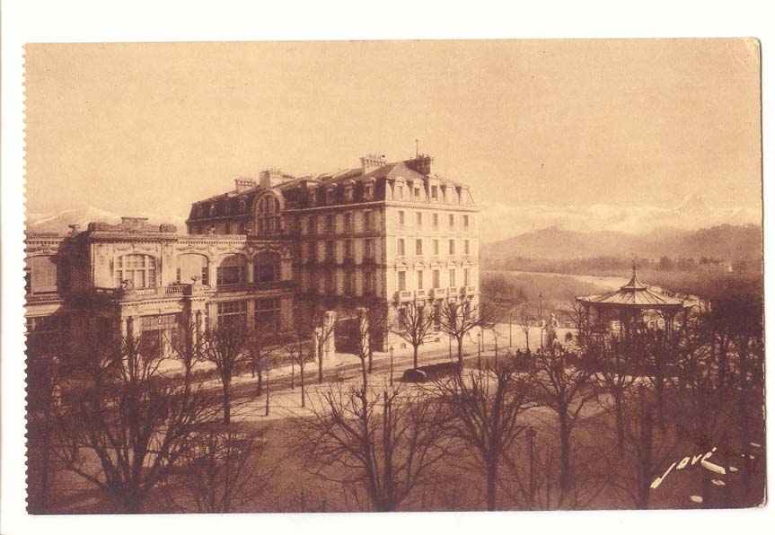 Pau CPA Place royale Hotel de France et la chaine des Pyrenees