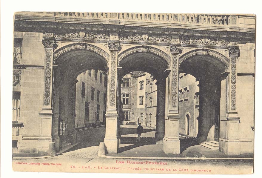 Pau - Le Château - Entrée principale de la Cour d'Honneur — Les Basses-Pyrénées — Phototype Labouche Frères, Toulouse