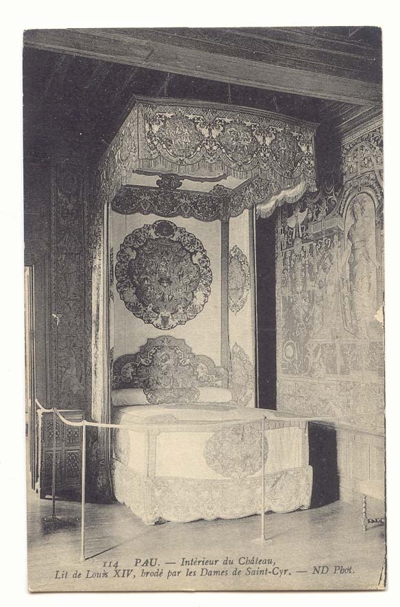 Pau CPA interieur du chateau Lit de Louis XIV brode par les Dames de Saint Cyr