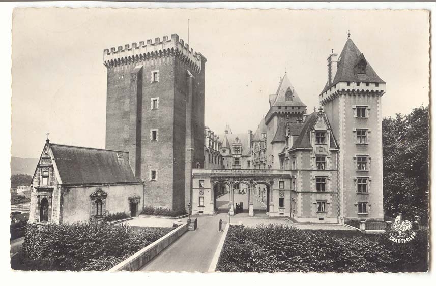 Pau CPM Le chateau Henri IV et sa cour d'honneur