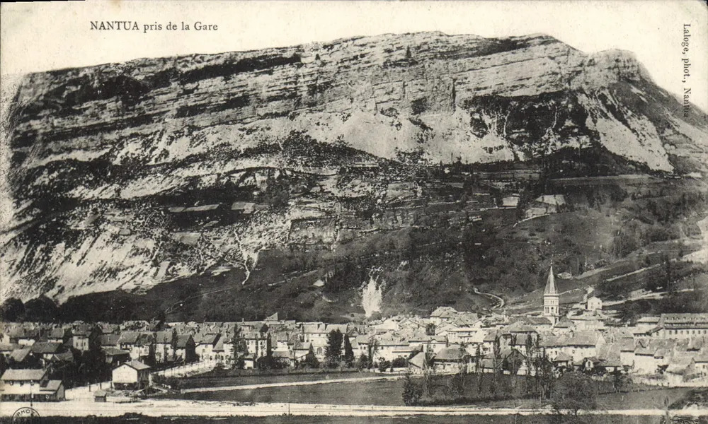 NANTUA pris de la Gare — vue panoramique du village et du massif rocheux — Laloège, phot. Nantua - Recto
