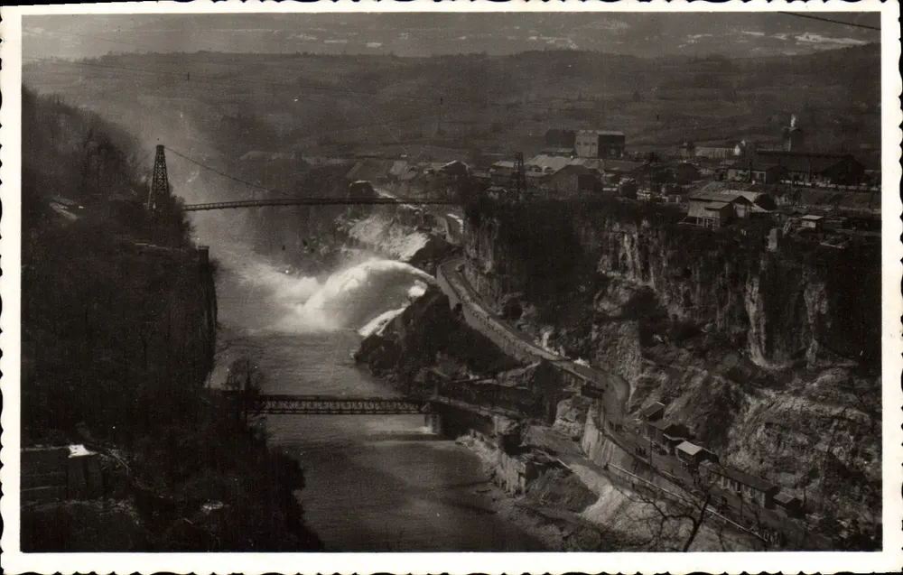 Genissiat (Ain) — Ansicht stromabwärts des Staudamms, Anlagen und Entlastungsbauwerk an der rechten Seite (1948) — Herausgeber: C.G. des Équipements - Lyon - Vorderseite