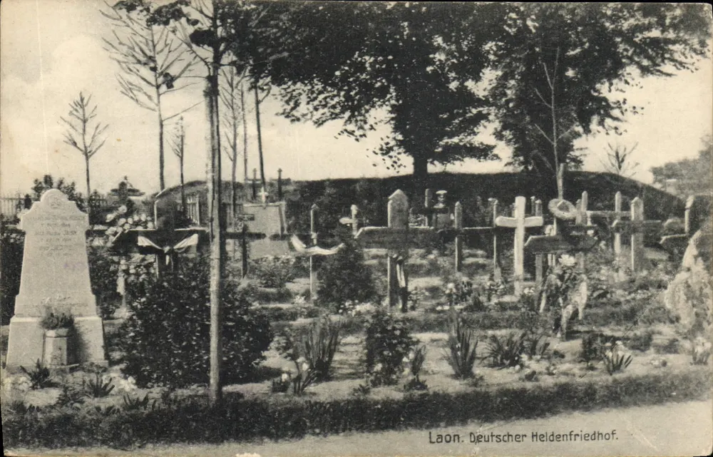 Laon. Cemitério Militar Alemão — Deutscher Heldenfriedhof — editor: Kunst- und Verlagsanstalt Daimy & Dahny, Trier - Frente