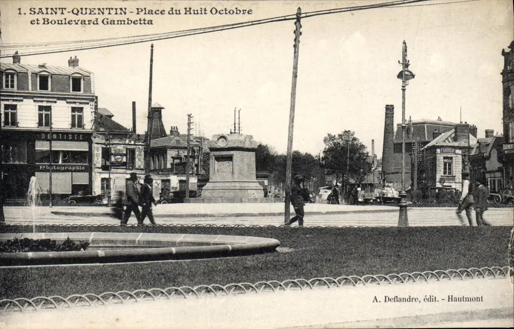Saint-Quentin - Place du Huit Octobre und Boulevard Gambetta — A. Deflandre, Verlag - Hautmont - Vorderseite