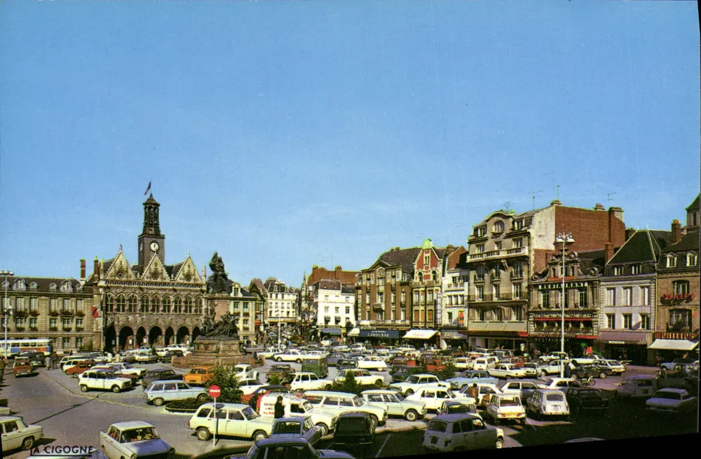 Saint-Quentin (Aisne) — Place de l'Hôtel-de-Ville — Éditions 'LA CIGOGNE' - 02.691.76 - Vorderseite