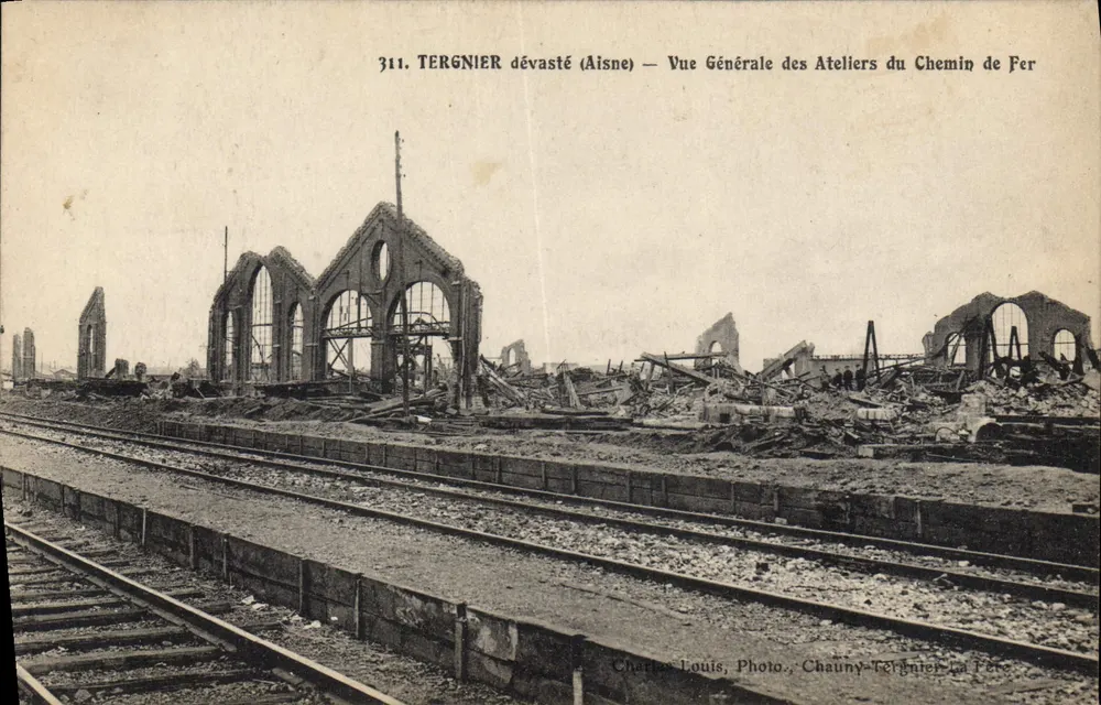 Tergnier zerstört (Aisne) — Allgemeiner Blick auf die Eisenbahnhalle — Charles Louis, Foto. Chauny-Tergnier La Fère - Vorderseite