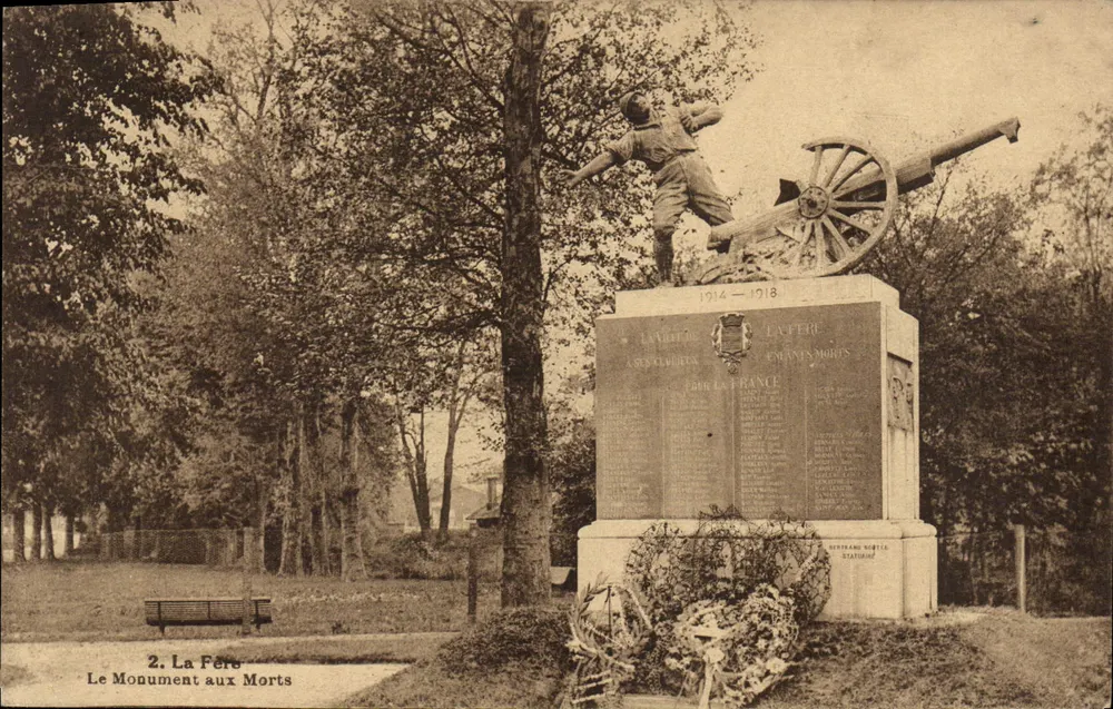 La Fère — O Monumento aos Mortos — Editor DESAIX, n°2 - Frente