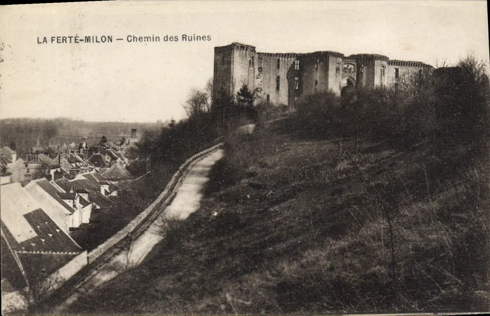 La Ferté-Milon — Caminho das Ruínas — Ruínas de um castelo em uma colina - Frente