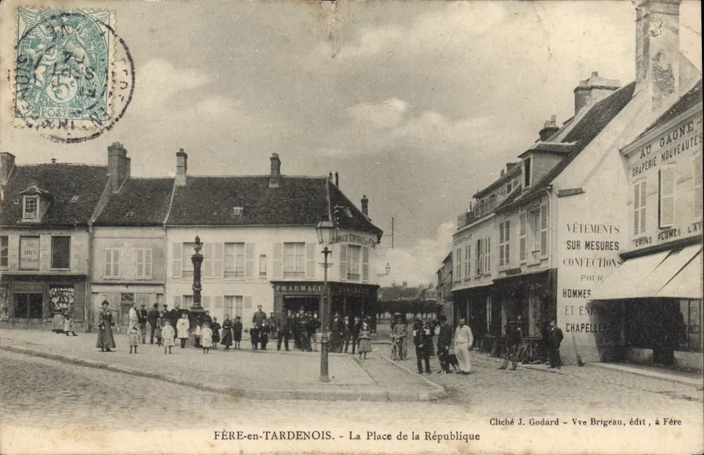 FÈRE-en-TARDENOIS — Ansicht der Place de la République — Cliché J. Godard, Vve Brigeau, Verlag in Fère - Vorderseite