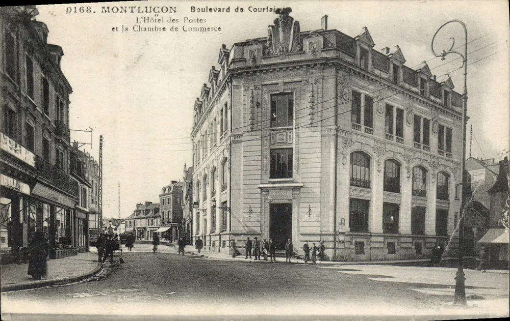 Montluçon — Boulevard de Courlai, Das Posthotel und die Handelskammer — Verlag Chaumont, Nr. 0168 - Vorderseite