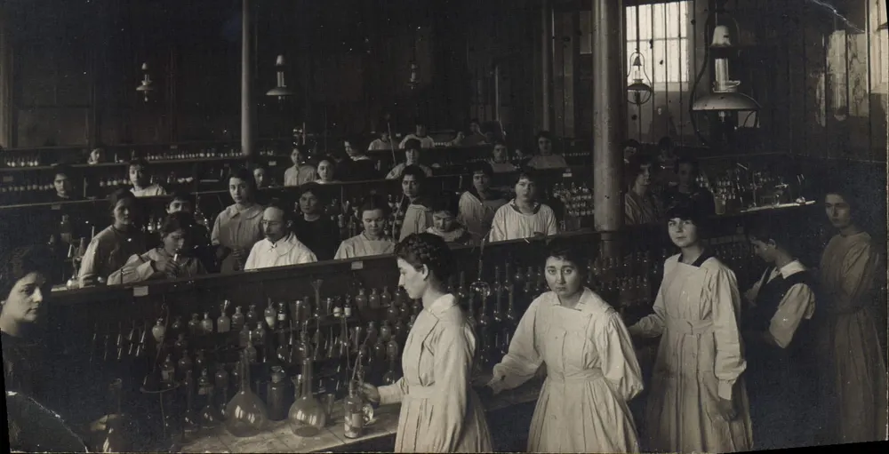 Mulheres em laboratório — trabalho em uma fábrica química — CPAdeCollection - Frente