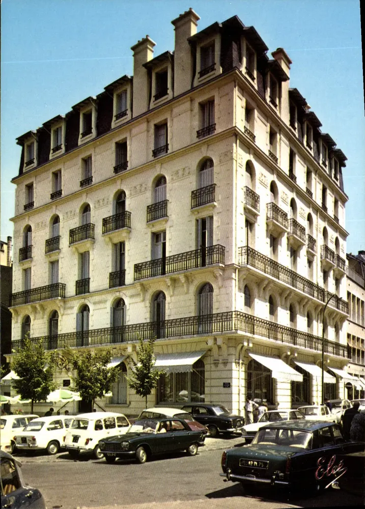 Vichy — Façade de l'Hôtel Grignan, Maison Universitaire — Éditeur Élao, n° 03 - Recto