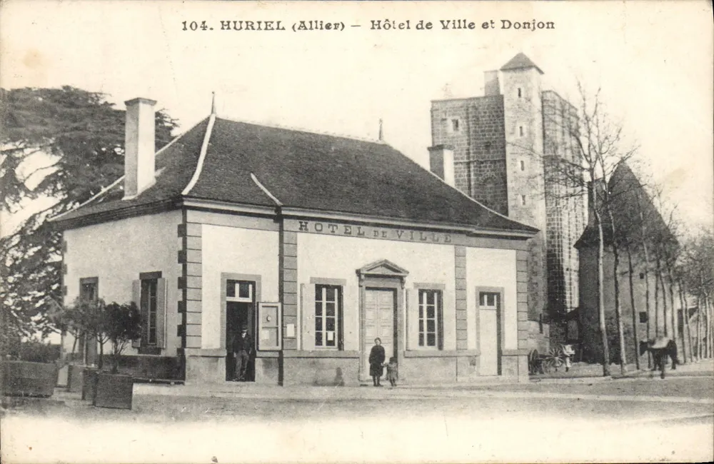Huriel (Allier) — Rathaus und Bergfried — G. Chauviet, Verlag Nr. 104 - Vorderseite