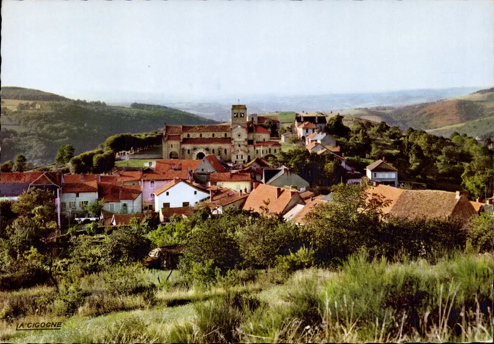 Châtel-Montagne — Allgemeiner Blick und ihre romanische Kirche (12. Jahrhundert) — Editions "La Cigogne", Vichy - Vorderseite