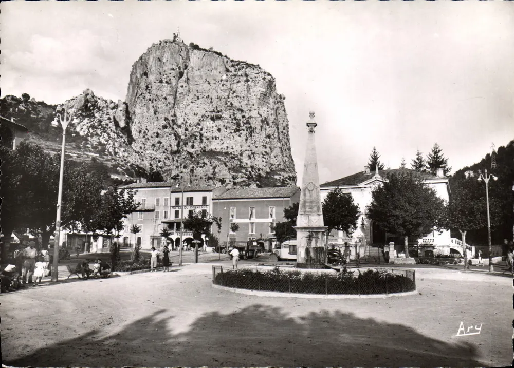 Castellane (B.A.) — La place et le rocher — A. Tardy, Photo-Éditeur - Recto