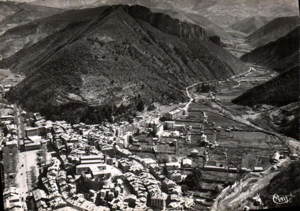 Digne (B.-Alpes) — Allgemeine Luftaufnahme und das Tal der heißen Quellen — Aériennes Editions MACON - Vorderseite