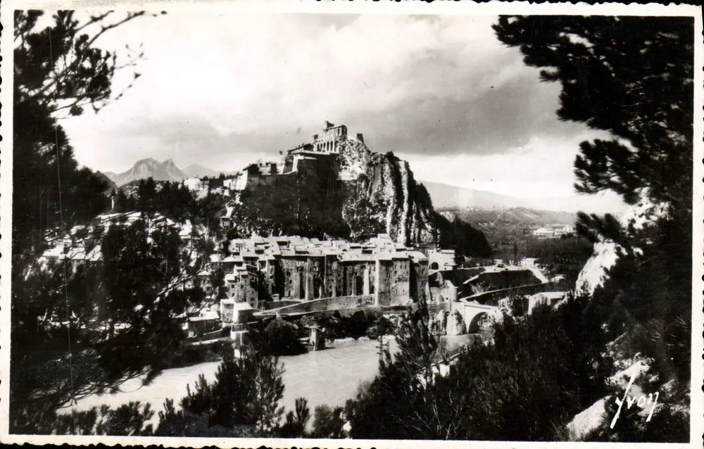 Sisteron (Basses-Alpes) — Ansicht der Durance und der Zitadelle — Les Éditions d'Art 'YVON', Paris - Vorderseite