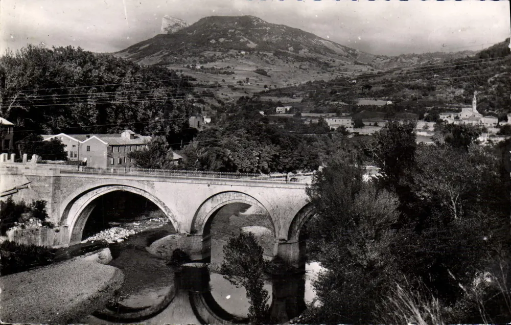 Sisteron (B.A.) — Ein pittoreskes Eckchen — Les Éditions a. M. 4, Bd. de Ciniez, Nice - Vorderseite
