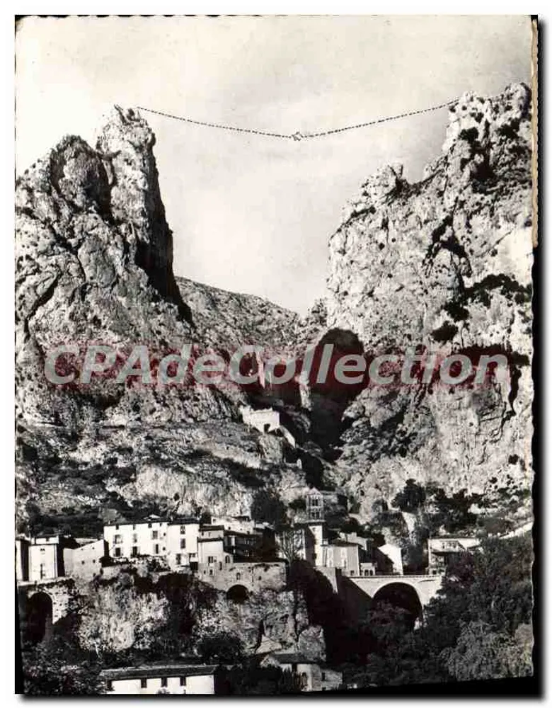 Moustiers-Sainte-Marie — vista do vilarejo entre duas falésias — Foto Coïble Macron - Frente