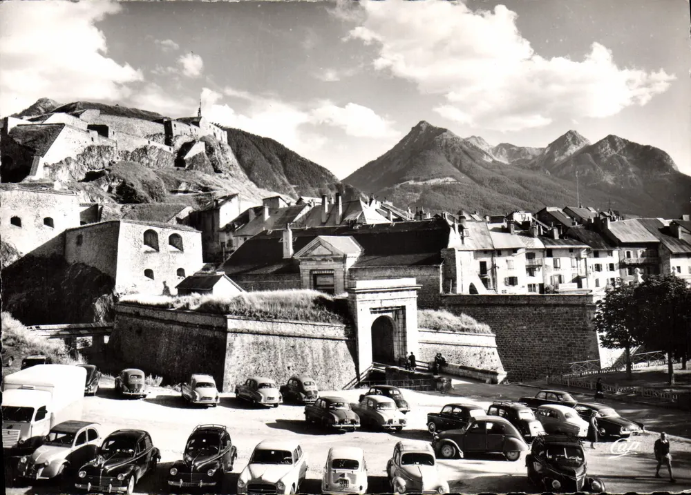 Briançon — Twierdza — Brama Pignerol — Real Photo — Paryż - Awers