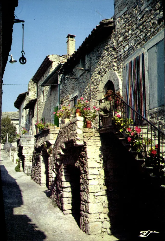 Vogüé (Ardèche) — A Rue dos Balcones — S.A.D. Place do Hotel de Ville, 03210 Vichy - Frente