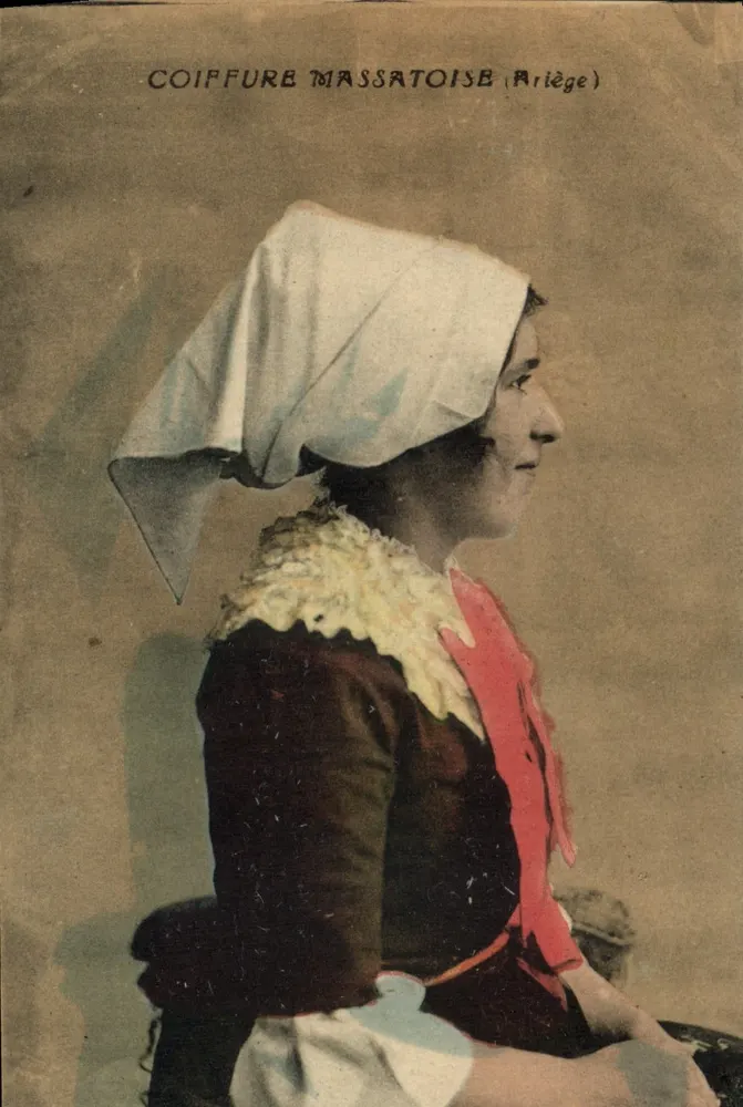 Coiffure massatoise (Ariège) — mulher em perfil usando um chapéu branco e um colarinho de renda — editor não identificado - Frente