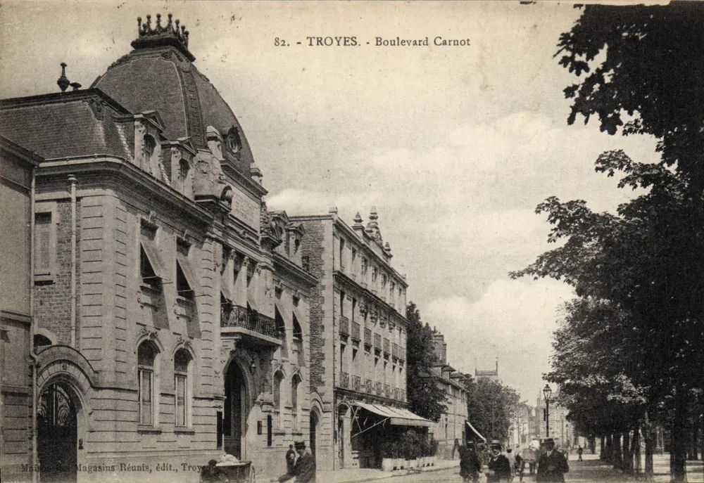 Troyes - Boulevard Carnot — Magasins Réunis, Verlag Troyes, Nr. 82 - Vorderseite