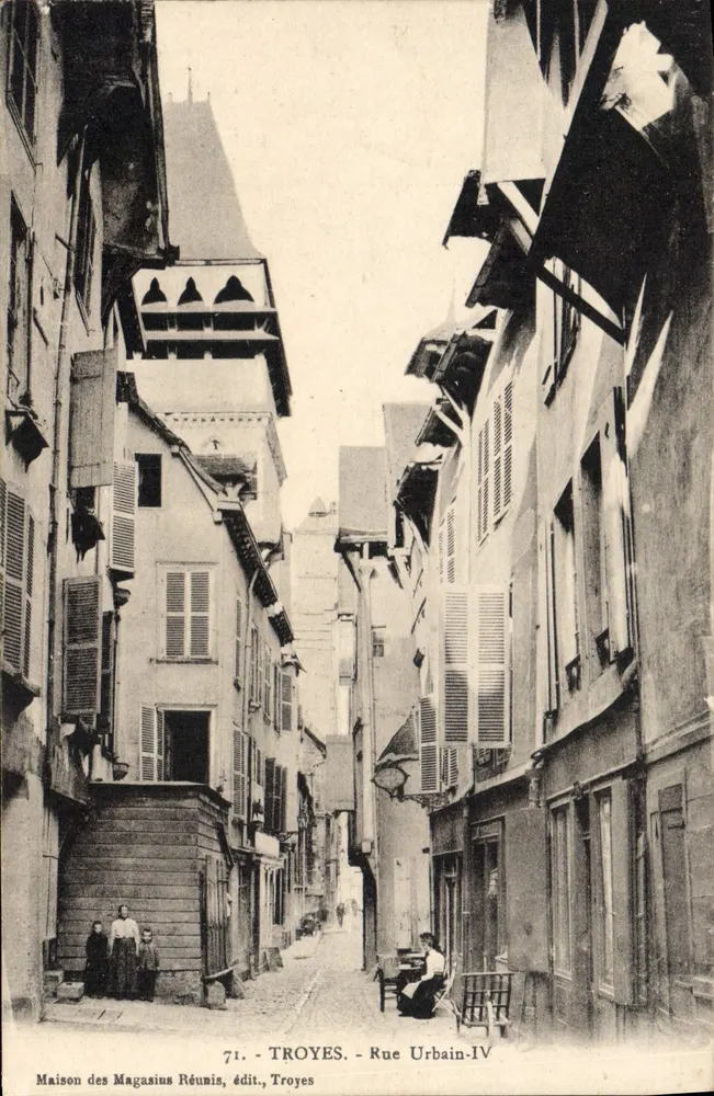 Troyes - Rue Urbain-IV — Maison des Magasins Réunis, édit. Troyes - Frente