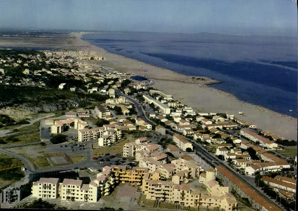 Narbonne Plage — Panoramablick auf den Seebadestrand — Éditions CAP THÉOJAC, Nr. 110406 - Vorderseite