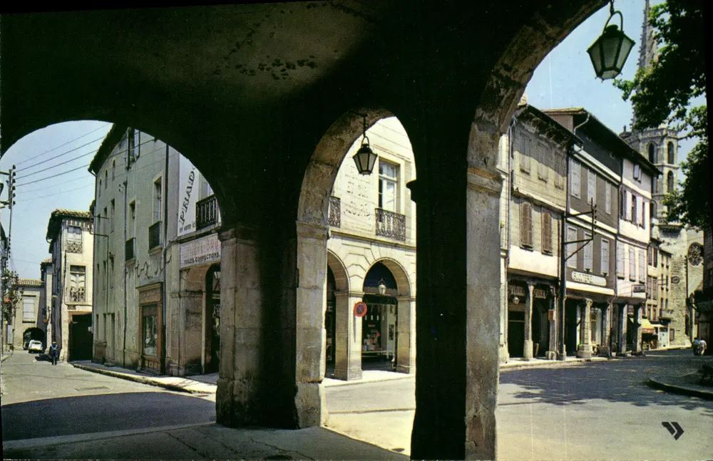 Limoux (Aude) — As arcadas dos séculos XV e XVI da praça da República — CAP - THÉORAC Éditions - Frente