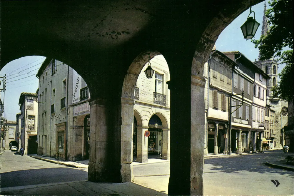 Limoux (Aude) — Die Arkaden des 15. und 16. Jahrhunderts auf dem Place de la République — CAP - Thécliac Éditions Réunies - Vorderseite
