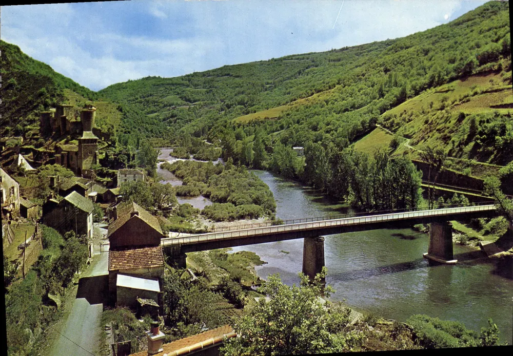 Brousse-le-Château — Panoramablick auf den feudalen Schloss, die Kirche und die Brücke über den Tarn — Société des Cartes Postales POUX - ALBI - Vorderseite