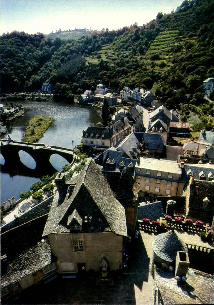 Estain (Aveyron) — vista desde o castelo sobre as margens do Lot e o ponte gótico — Foto J. Sierpinski, IRIS, série 120926 - Frente