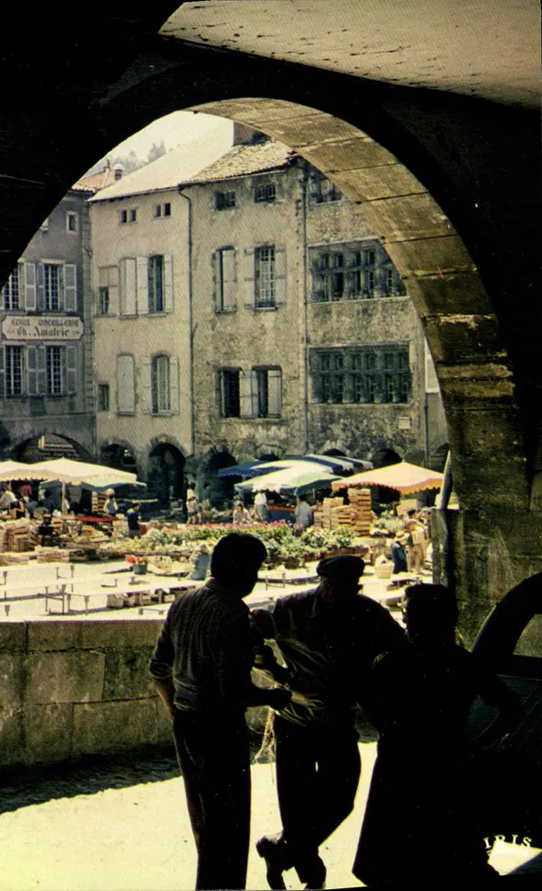 Villefranche-de-Rouergue — Ansicht der Place Notre-Dame — IRIS 120740 - Vorderseite