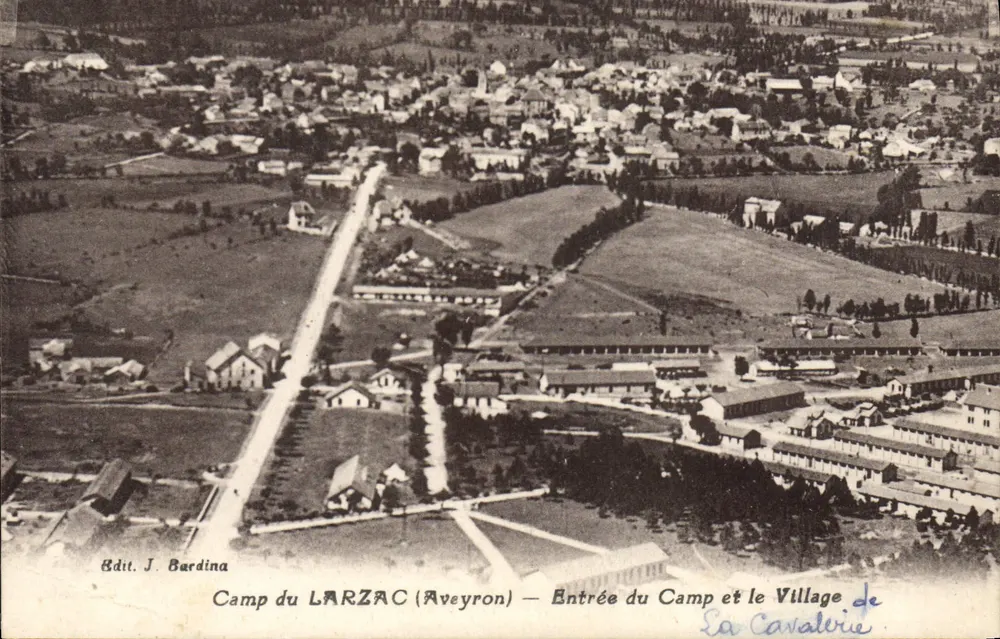 Camp du LARZAC (Aveyron) — Eingang zum Lager und das Dorf La Cavalière — Edit. J. Bardina - Vorderseite