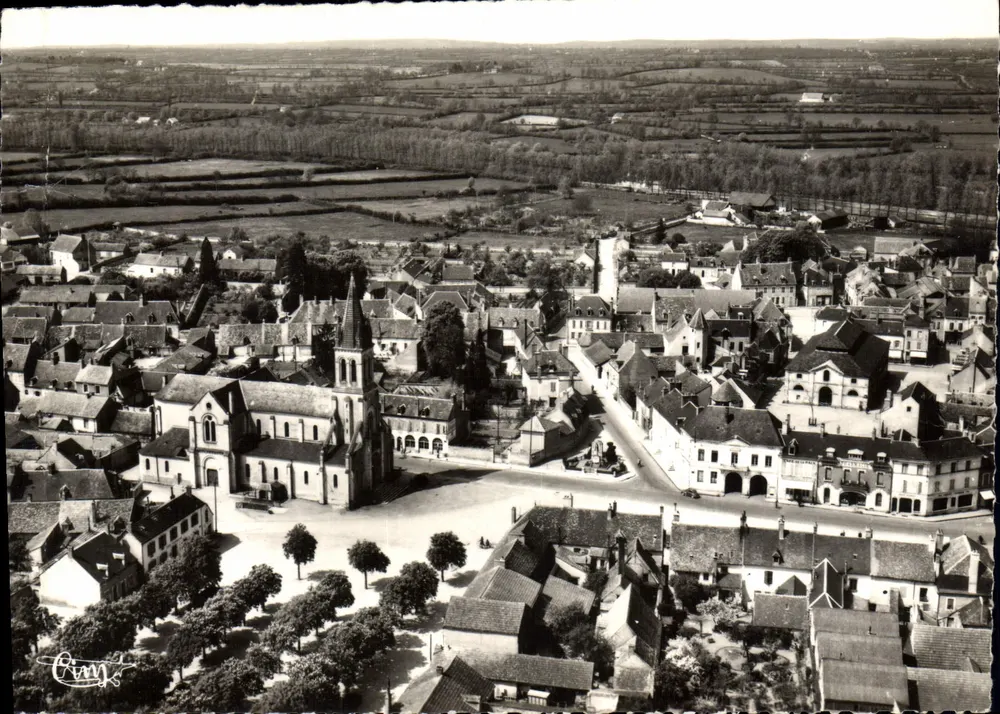 Saucoins — luchtperspectief van de plein en de kerk — uitgever Ouvy - Voorkant