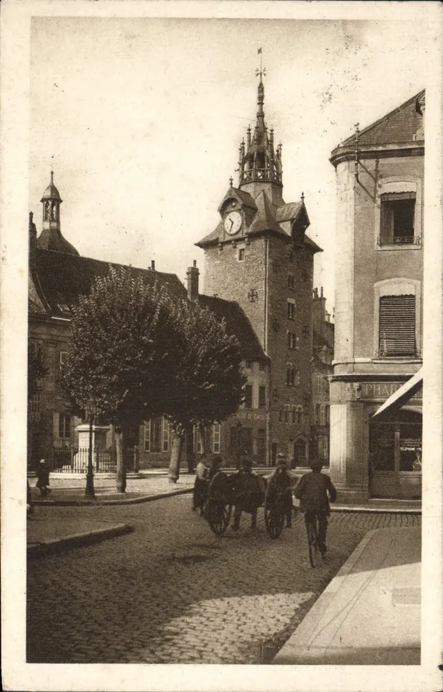 Beaune — Praça Monge — Hotel de Ville com sino — Editor H. 17 - Frente