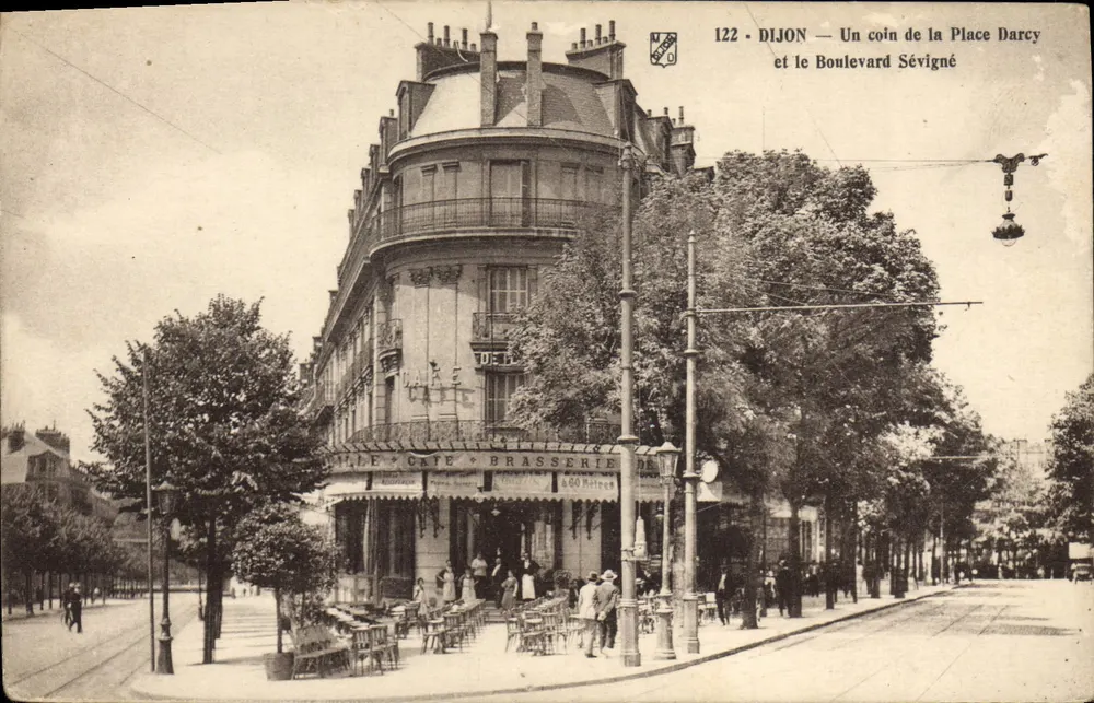 Dijon — Um canto da Place Darcy e o Boulevard Sévigné — Editor Rivière, n° 122 - Frente