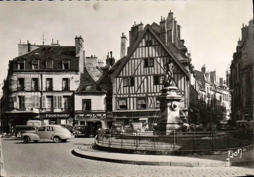 Praça F. Rude em Dijon — vista da fonte e dos edifícios — Éditions d'Art Marret, Paris - Frente