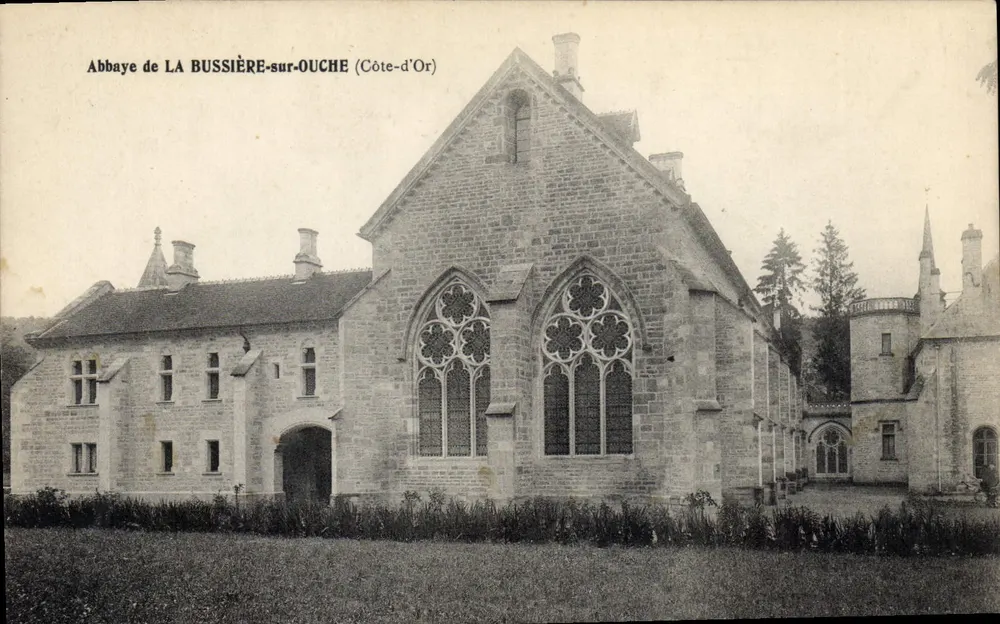 Abadia de LA BUSSIÈRE-sur-OUCHE (Côte-d'Or) — vista da abadia com suas janelas góticas — editor não identificado - Frente