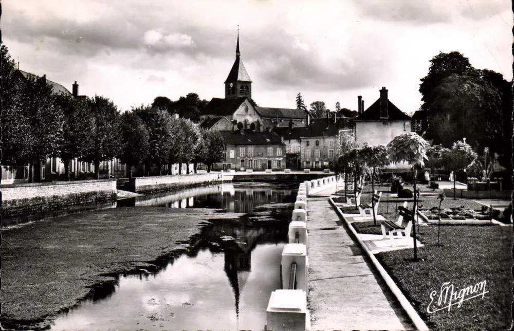Laignes (Côte-d'Or) — Fonte da Laignes e o Square — É. Mignon - Frente